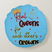 クイーン実在ズがお互いの王冠を固定する ラウンドクッション (裏面)