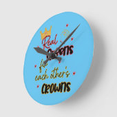 クイーン実在ズがお互いの王冠を固定する ラウンド壁時計 (傾斜)