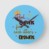 クイーン実在ズがお互いの王冠を固定する ラウンド壁時計 (正面)