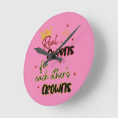 クイーン実在ズがお互いの王冠を固定する ラウンド壁時計 (傾斜)