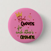 クイーン実在ズがお互いの王冠を固定する 缶バッジ (正面)