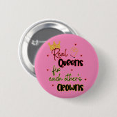 クイーン実在ズがお互いの王冠を固定する 缶バッジ (正面&裏面)