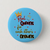 クイーン実在ズがお互いの王冠を固定する 缶バッジ (正面)