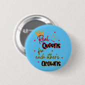 クイーン実在ズがお互いの王冠を固定する 缶バッジ (正面&裏面)