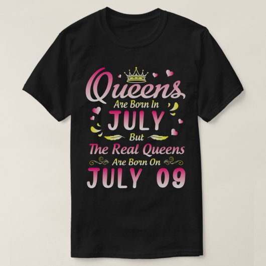 クイーン生まれは7月だが、クイーン実在はボーだ Tシャツ (デザイン正面)
