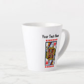 クイーン華美ズ遊カード明るい赤いハート カフェラテマグ (右アングル)