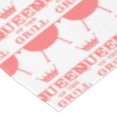 クイーン・オブ・ザ・グリル，ピンク テーブルクロス (アングル)