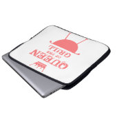 クイーン・オブ・ザ・グリル，ピンク ラップトップスリーブ (正面下部)