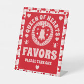 クイーン・オブ・ハートはブライダルシャワーを好む 台座サイン (正面)