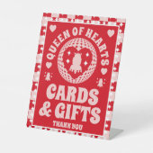クイーン・オブ・ハート・カードとギフトブライダルシャワーサイン 台座サイン (正面)