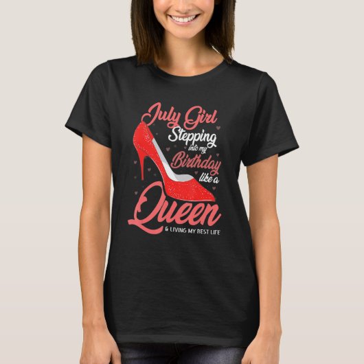 クイーンLのように私の誕生日に踏み込む7月の女の子 Tシャツ (正面)