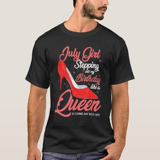 クイーンLのように私の誕生日に踏み込む7月の女の子 Tシャツ (正面)