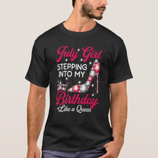 クイーンWのように私の誕生日に踏み込む7月の女の子 Tシャツ (正面)