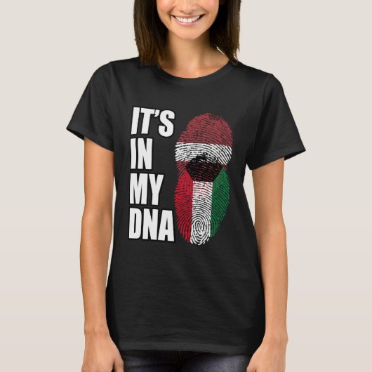 クウェートとラトビアのミックスDNA伝統国旗 Tシャツ (正面)