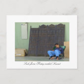 クウェートのスーク・ジュマで働く労働者の疲れ ポストカード (正面)