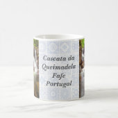 クエイマデラ・ダムの近くの秋の滝 コーヒーマグカップ (中央)