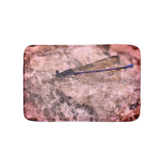 クオーツロッククローズアップに紫色のダンセルフライ バスマット (正面)