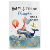 クジラがスプラッシュボーイズパーソナライズされた誕生日を持つ ミディアムペーパーバッグ (正面)