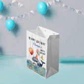 クジラがスプラッシュボーイズパーソナライズされた誕生日を持つ ミディアムペーパーバッグ