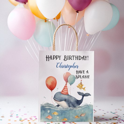 クジラがスプラッシュボーイズパーソナライズされた誕生日を持つ ミディアムペーパーバッグ