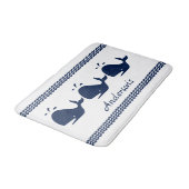 クジラと波の青と白パーソナライズされた バスマット (アングル)