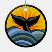 クジラの尾波および日が差すことのオーナメント セラミックオーナメント (裏面)