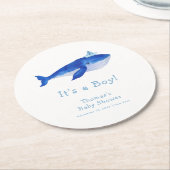 クジラモダンの赤ちゃんシャワーの下の青い男の子 ラウンドペーパーコースター (アングル)