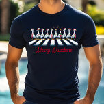 クッカーズメリークリスマスダックおもしろいフェスティバル トライブレンドＴシャツ<br><div class="desc">Quackersメリー Christmas DuckおもしろいフェスティバルHoliday Tri-Blend Shirtは、フェスティバルのアヒルが鹿の〔雄ジカの〕枝角、サンタハットとスカーフを着て道路を横断する機能を備え、スクリプトのタイポグラフィで文字メリー「Quackers」とモダンして。クリスマスギフト、クリスマスパーティー、休日のお祝い、誕生日などに最適。Evco Studio www.zazzle.com/store/evcostudioによって作成</div>