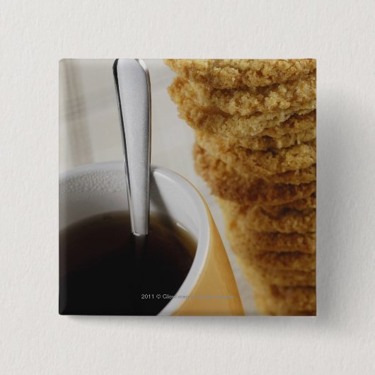 クッキーが付いているコーヒーのクローズアップ 缶バッジ (正面)