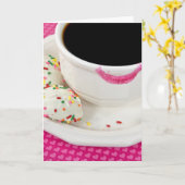 クッキーを入れたコーヒーカップに口紅を塗る カード (黄色い花)