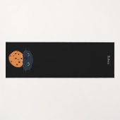 クッキーを歯に入れた黒猫 ヨガマット (正面(横))