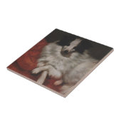 クッションに座ったふわふわの犬(ギュスターブクールベット) タイル (側面)