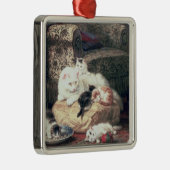 クッションの彼女の子ネコを持つ猫 メタルオーナメント (右)