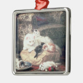 クッションの彼女の子ネコを持つ猫 メタルオーナメント (左)