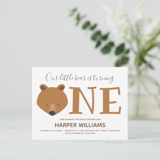 クマかわいい動物の最初の誕生日 インビテーションポストカード (スタンド正面)