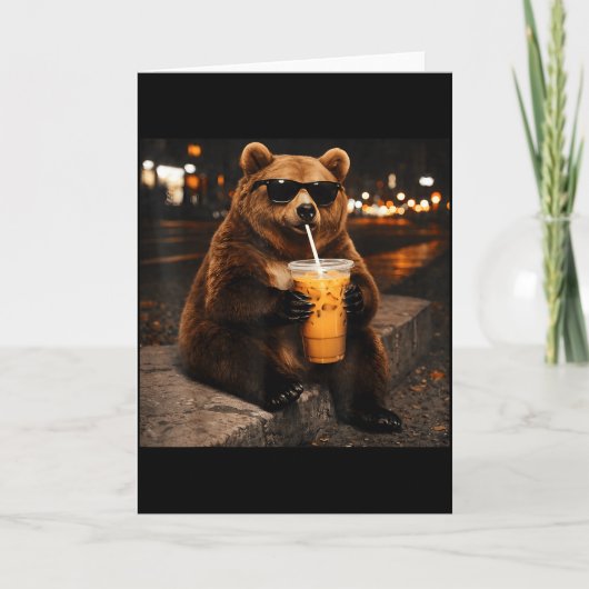 クマがアイスコーヒーを飲む 面白い動物ミーム メンズ カード (正面)
