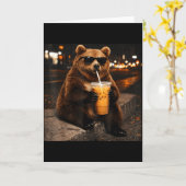 クマがアイスコーヒーを飲む 面白い動物ミーム メンズ カード (黄色い花)