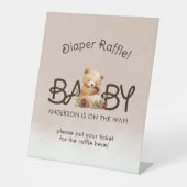 クマさんと一緒にお待ち遠しい！ベビーシャワーディーパーラッフル 台座サイン (正面)