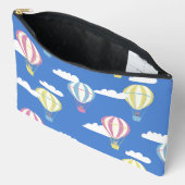 クマとウサギの熱気球の日帰り アクセサリーポーチ (見開き)