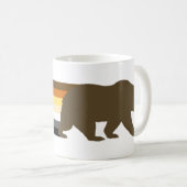 クマとクマプライドストライプ旗 コーヒーマグカップ (正面右)