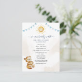 クマとサンシャインウォーター色ボーイズ赤ちゃんシャワー インビテーションポストカード (スタンド正面)