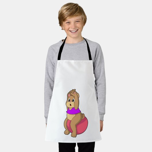 クマとフィットネスエクササイズボール.PNG エプロン (着用した状態)