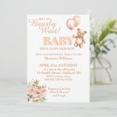 クマと一緒に待ち遠しい - 可愛い女の子のテディベアと風船 招待状 (スタンド正面)