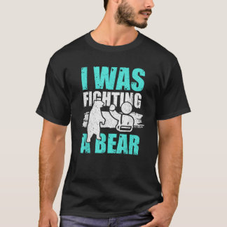 クマと戦ってたんですって 骨が折れるほど面白いジョーク Tシャツ