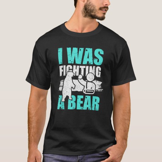 クマと戦ってたんですって 骨が折れるほど面白いジョーク Tシャツ (正面)