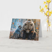 クマにマフラーを巻くアライグマ カード (黄色い花)