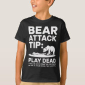 クマに襲われたら死んだふりがベスト クマ対策 楽しいキャンプ ハイキングデザイン Tシャツ (正面)