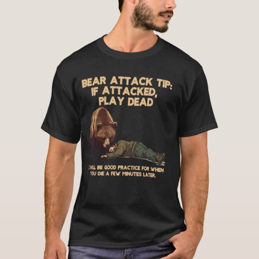 クマに襲われたら死んだふりが一番！面白いサバイバルグッズ Tシャツ (正面)