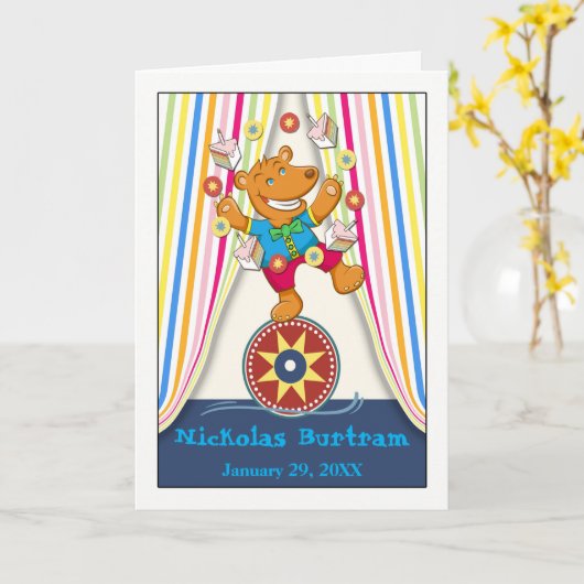 クマのジャグリングケーキを飾ったかわいい子どもの誕生日 カード (黄色い花)