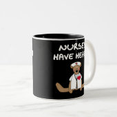 クマのナースにはハートTシャツとギフトがある ツートーンマグカップ (正面右)